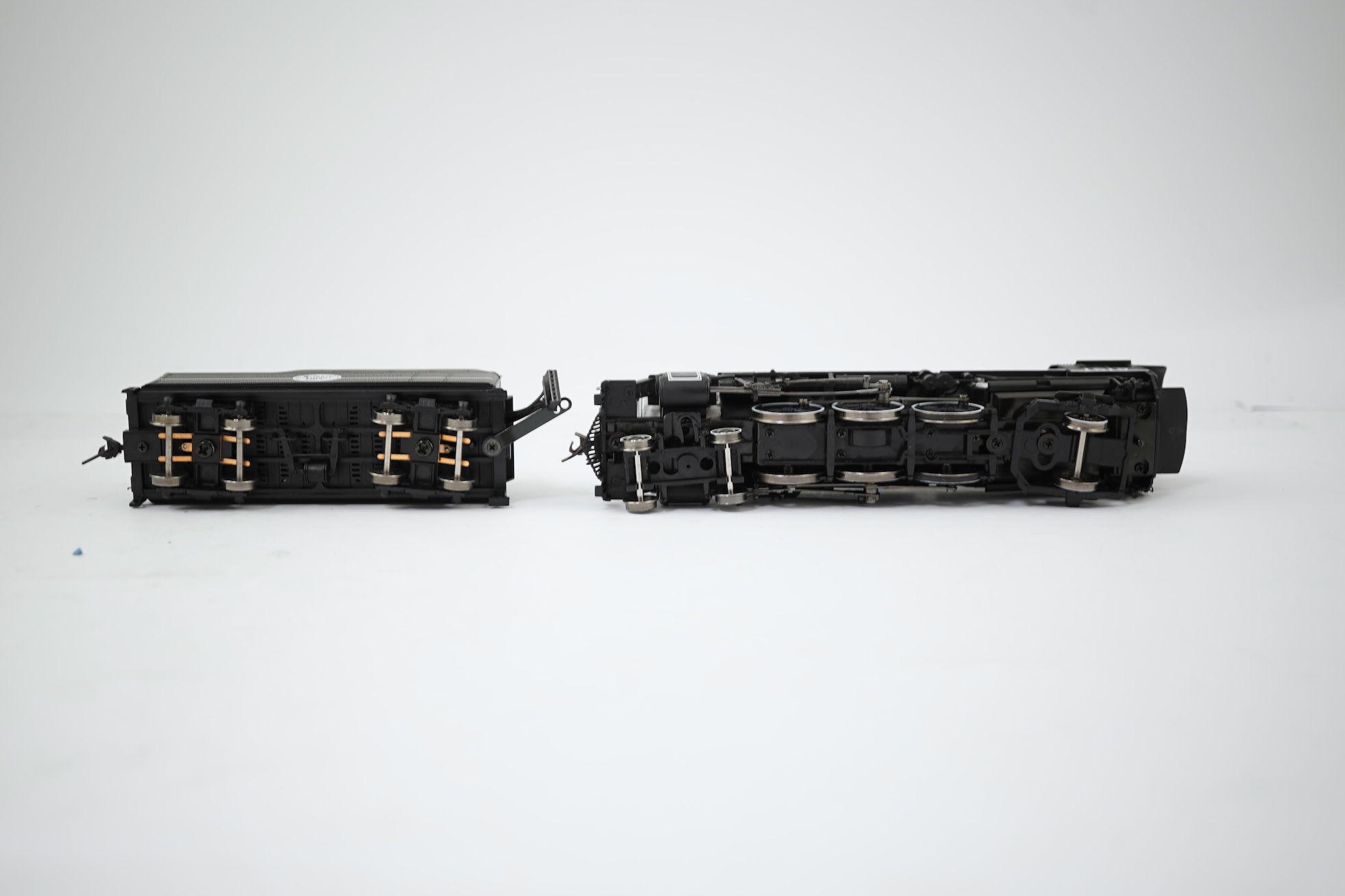 A boxed HO gauge Broadway Limited Paragon 2 Series (1055) model of Atlantic Coast Line 1519, 4-6-2 locomotive with bogie tender, powered for two rail operation.